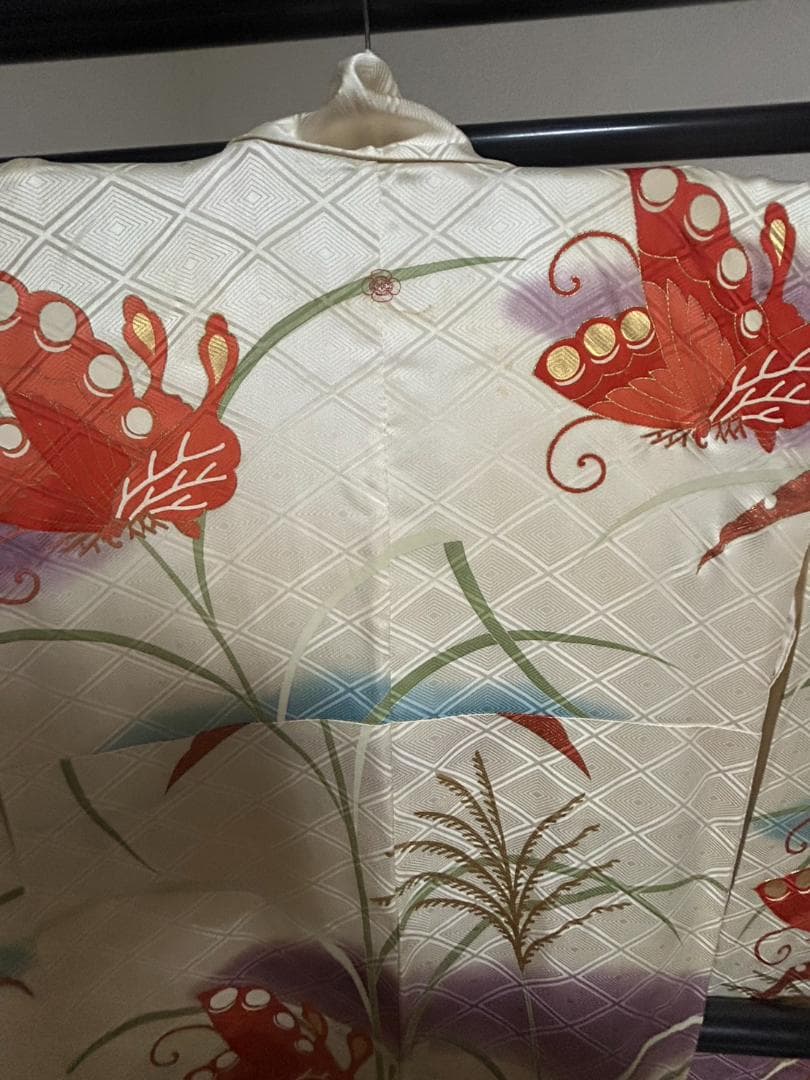 振袖 すすきに赤い蝶の柄 クリーム色　白系