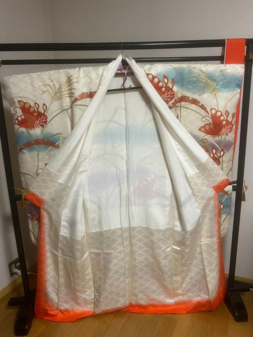 振袖 すすきに赤い蝶の柄 クリーム色　白系