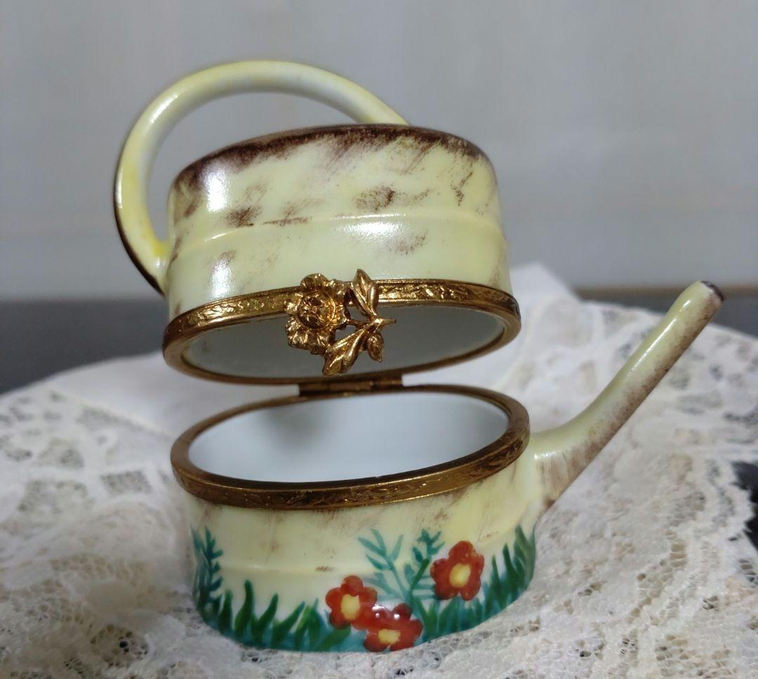 フランスリモージュ製　陶器じょうろの形の ピルケース