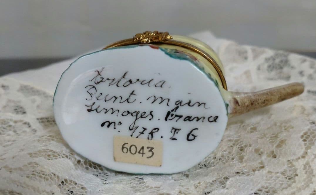 フランスリモージュ製　陶器じょうろの形の ピルケース