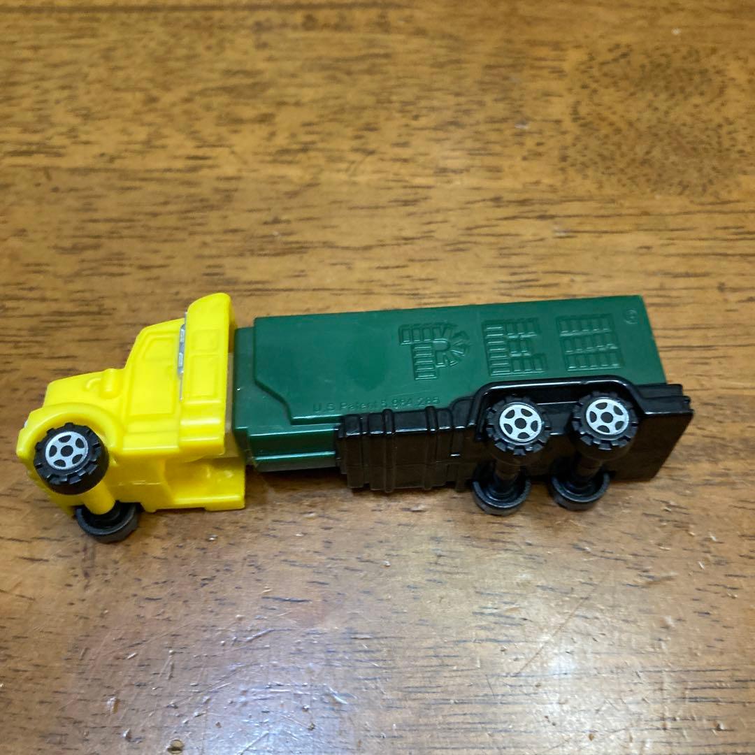 ペッツケース　PEZ トラック型ミニカー 黄色と緑色 約10cm