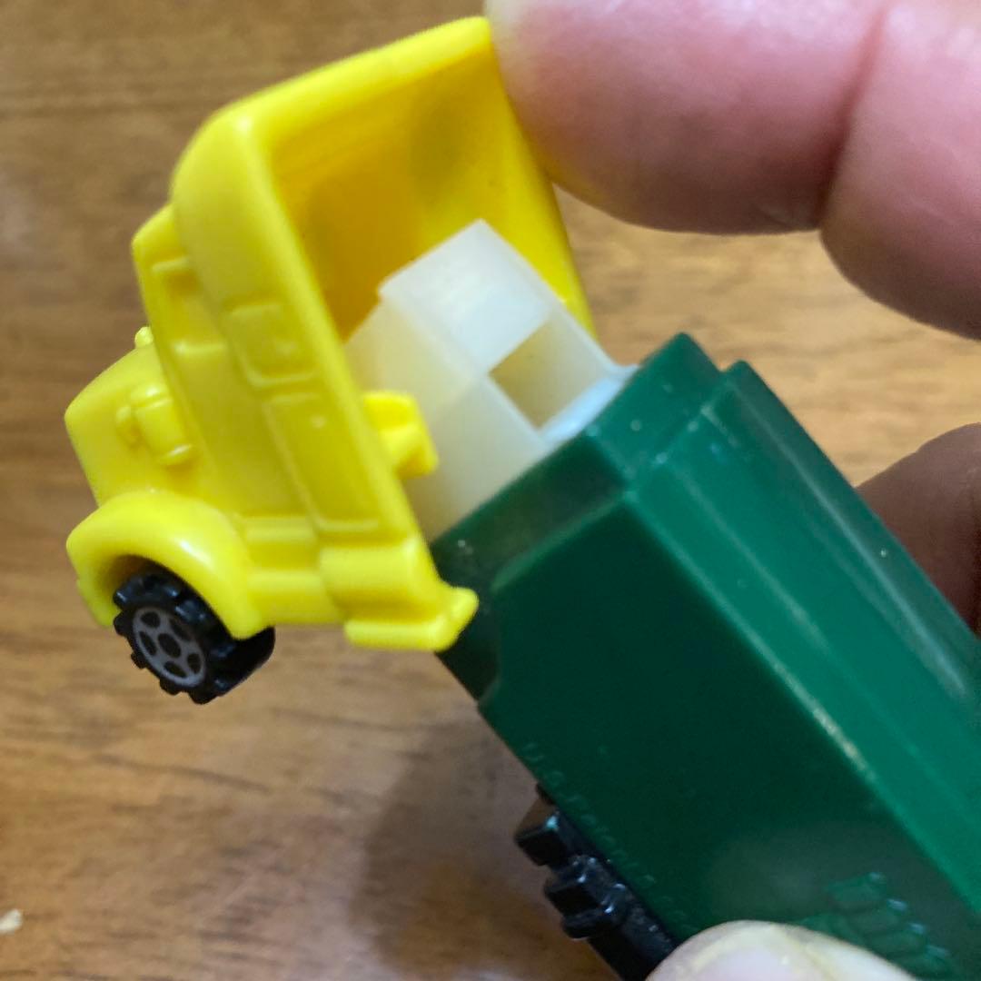 ペッツケース　PEZ トラック型ミニカー 黄色と緑色 約10cm