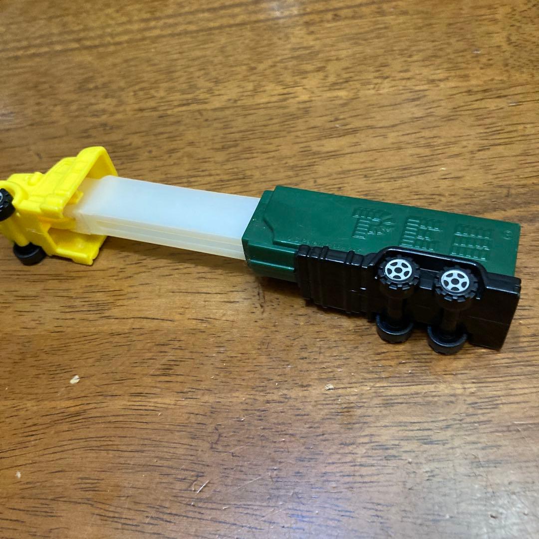 ペッツケース　PEZ トラック型ミニカー 黄色と緑色 約10cm