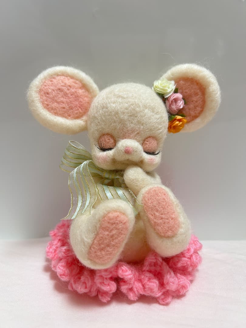 羊毛フェルトくま　人形 クリーム色 ピンク　OPERA作家