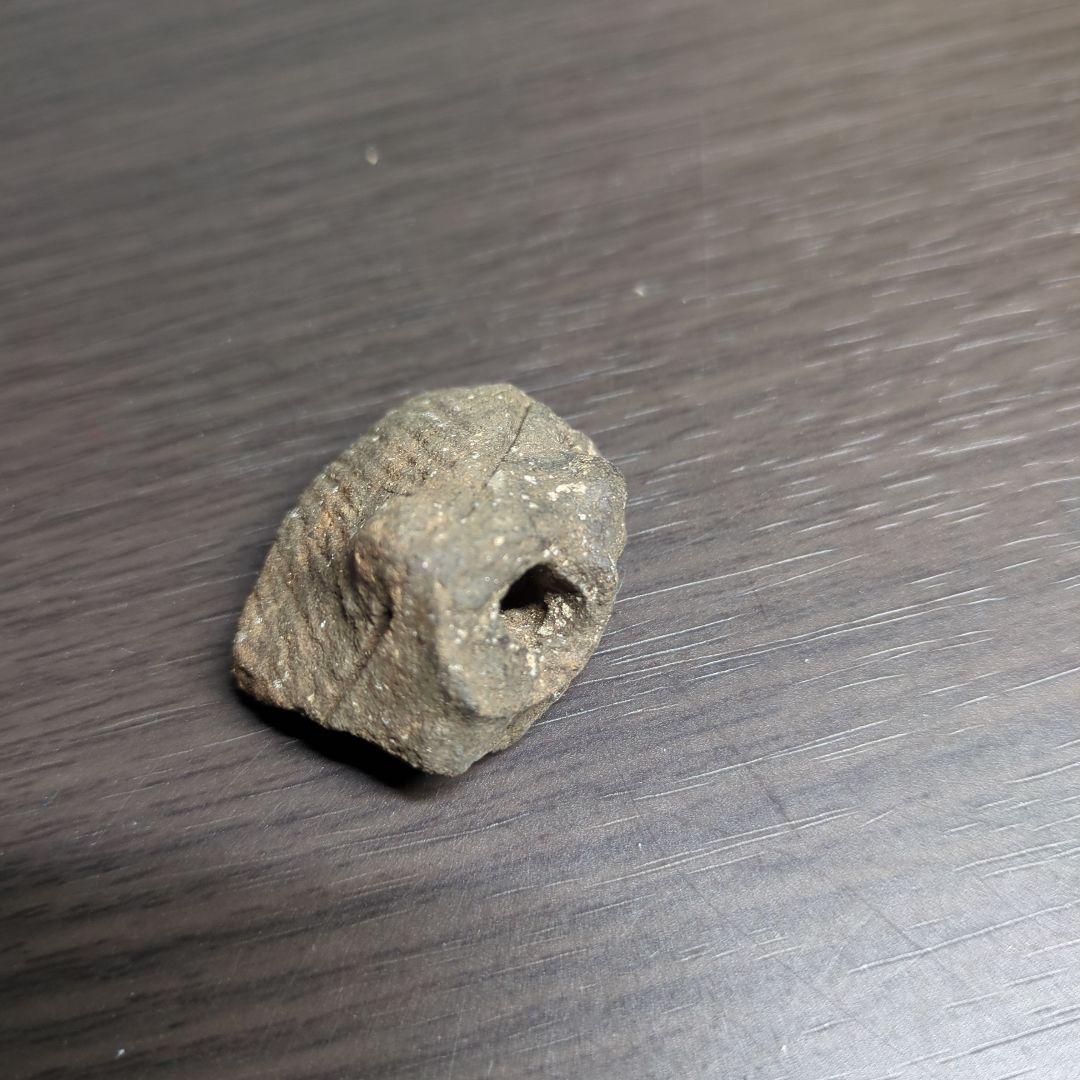 売ってない非売品。激レアの縄文土器上部のフチで穴が空いています