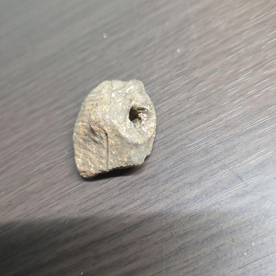 売ってない非売品。激レアの縄文土器上部のフチで穴が空いています