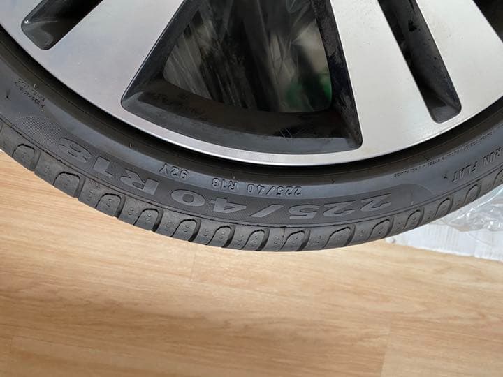 メルセデスベンツA180の純正アルミとメーカー指定のランフラットタイヤです。