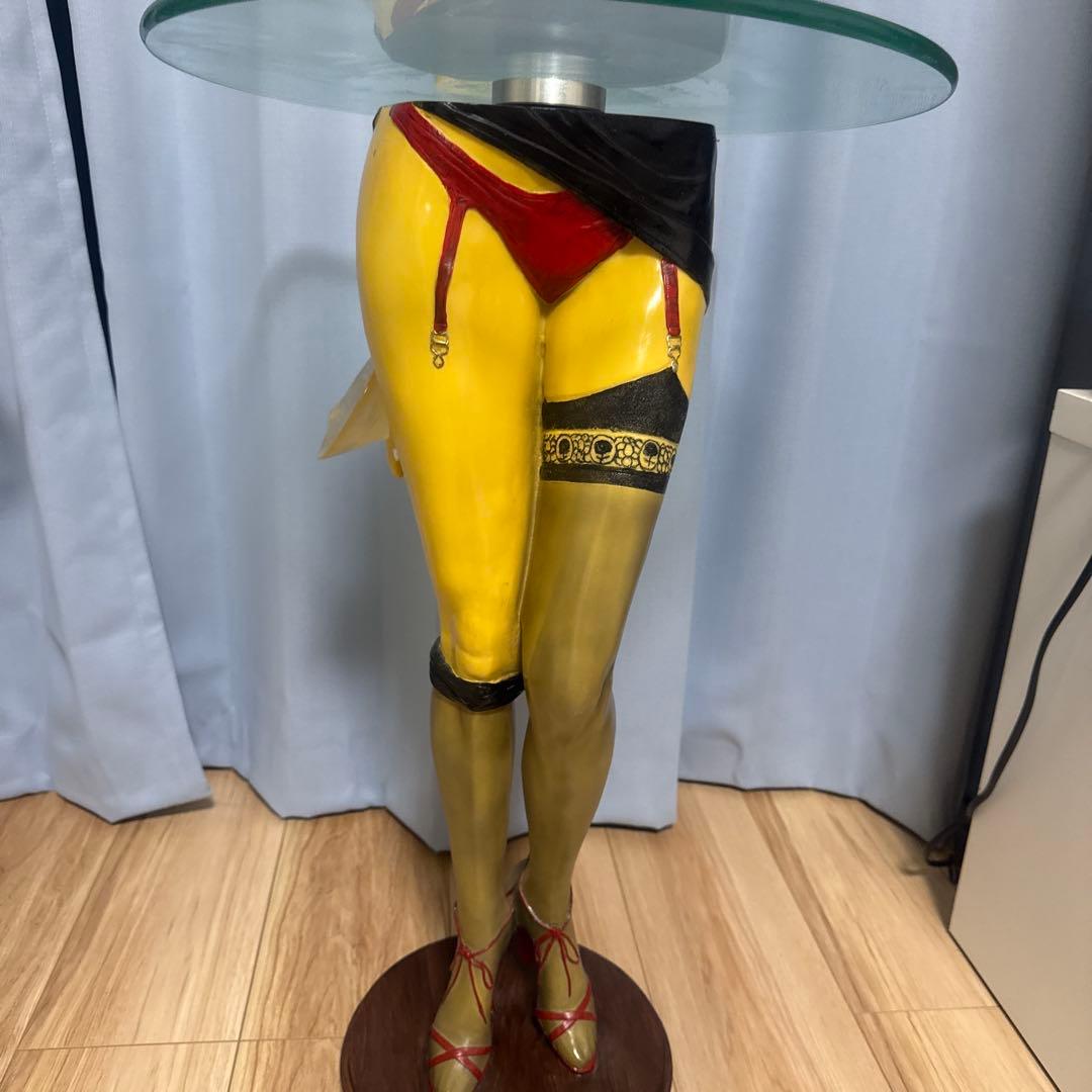 赤いヒールのバベット　サイドテーブル