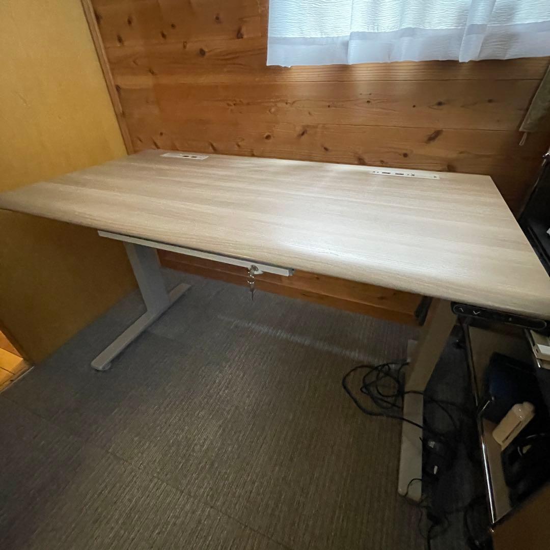 オカムラ 自動昇降デスクSwift 天板幅135×奥行67cm 25万円超