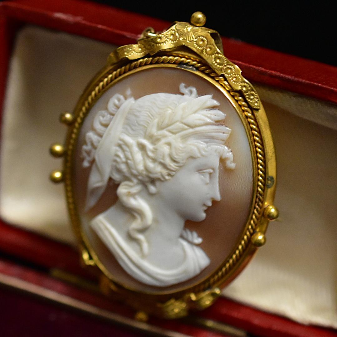 ねね　断捨離中 豊穣の女神デメテルシェルカメオブローチ 彫金リボンフレーム