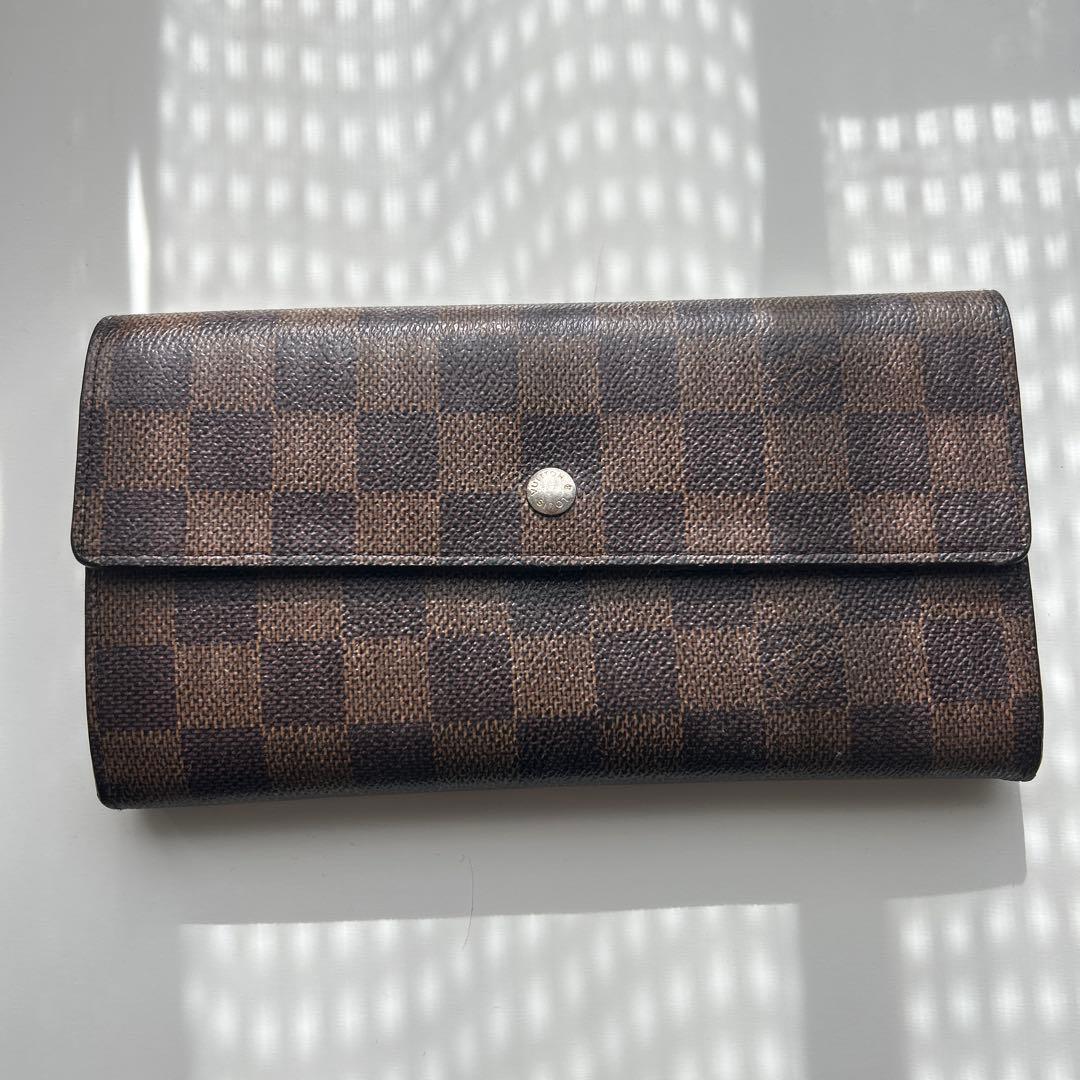 ルイ・ヴィトンのダミエ・エベヌ ポルトフォイユ・サラ長財布