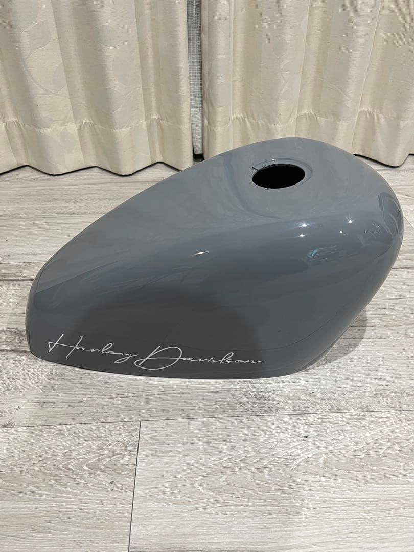 サイモンカスタム タンクカバー グロスグレー ホワイトハンドスクリプト