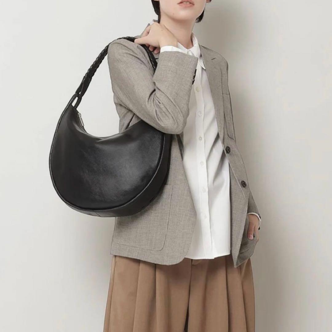 黒いハーフムーン型ショルダーバッグ
