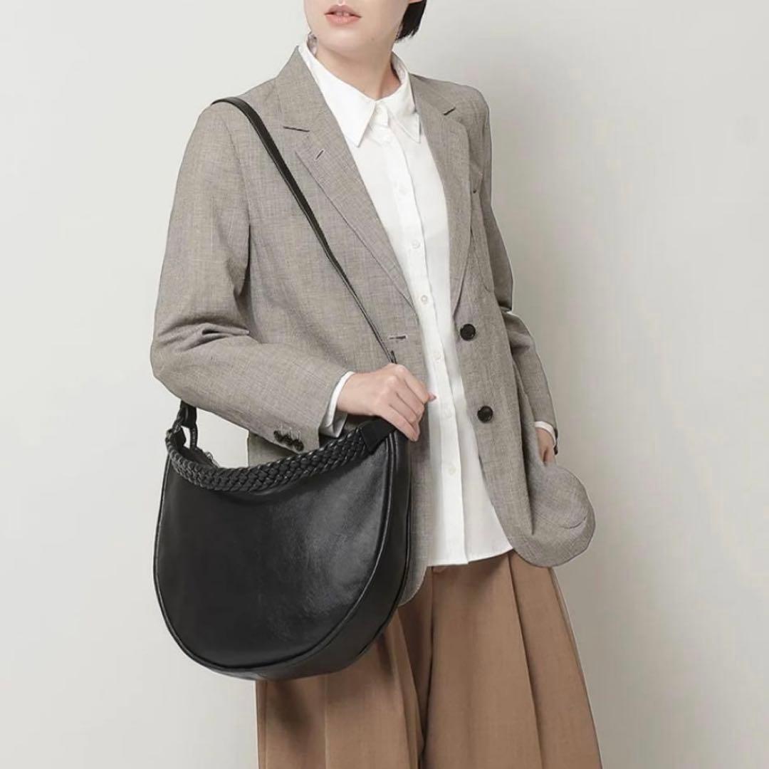 黒いハーフムーン型ショルダーバッグ