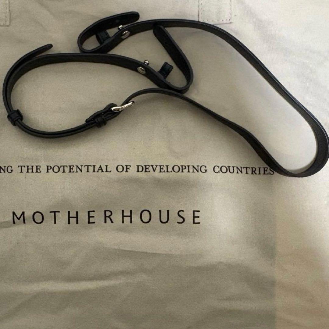 黒いハーフムーン型ショルダーバッグ