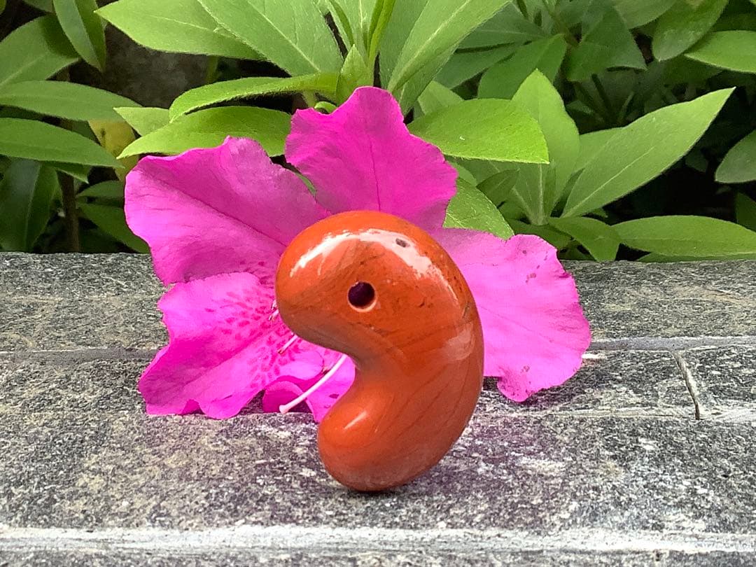 ✳売り尽くし希少玉　佐渡の赤玉石勾玉特大1点　幸運の赤‼️ 鑑別書付本物を‼️