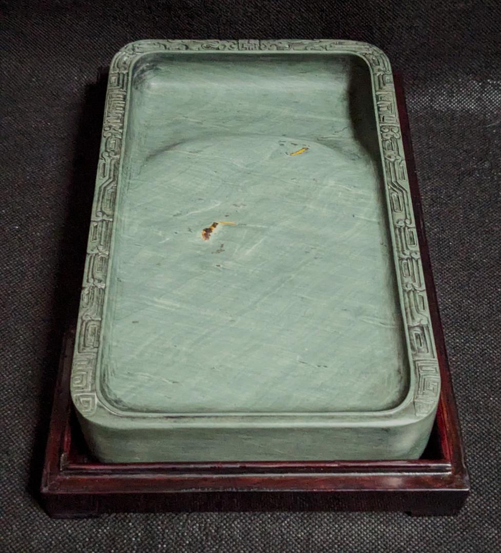 【洮河緑石の双キ龍吉祥廻文硯】◆墨流し状波紋の潤緑美石◆約八吋◆唐木共箱◆希少硯