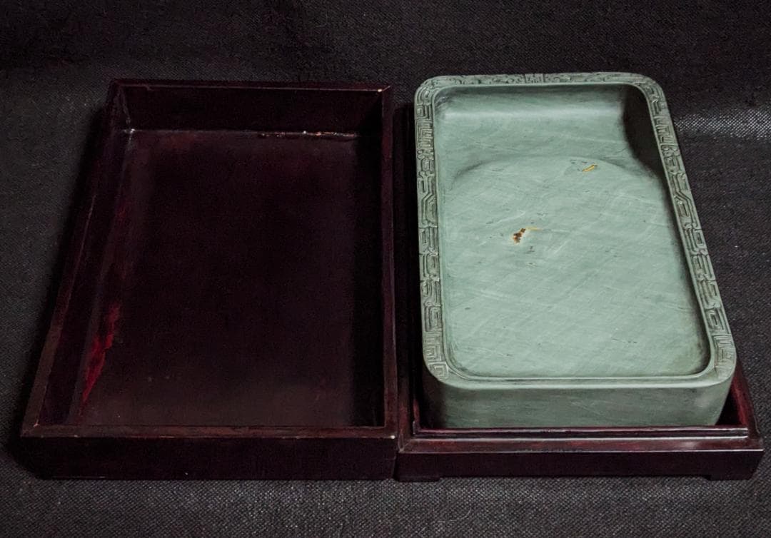 【洮河緑石の双キ龍吉祥廻文硯】◆墨流し状波紋の潤緑美石◆約八吋◆唐木共箱◆希少硯