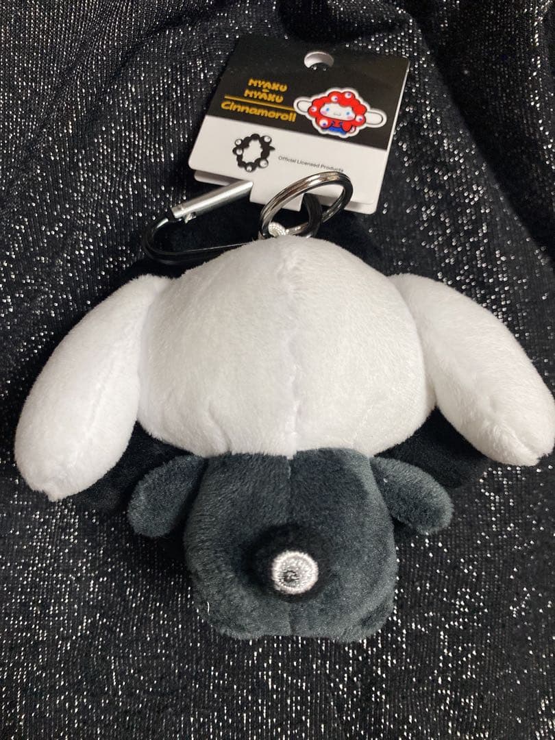 大阪　万博　ミャクミャク　サンリオ　黒　カラビナ　シナモロール　シナモン