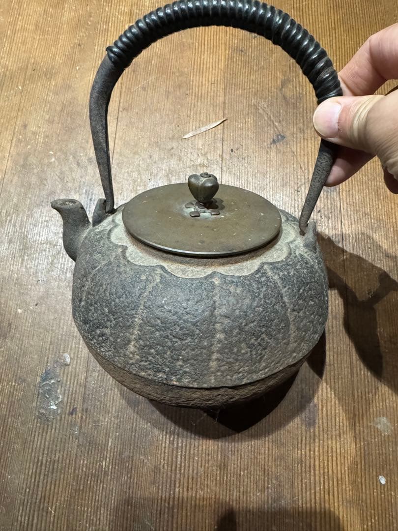 鋳鉄製 鉄瓶 波状装飾　梅模様