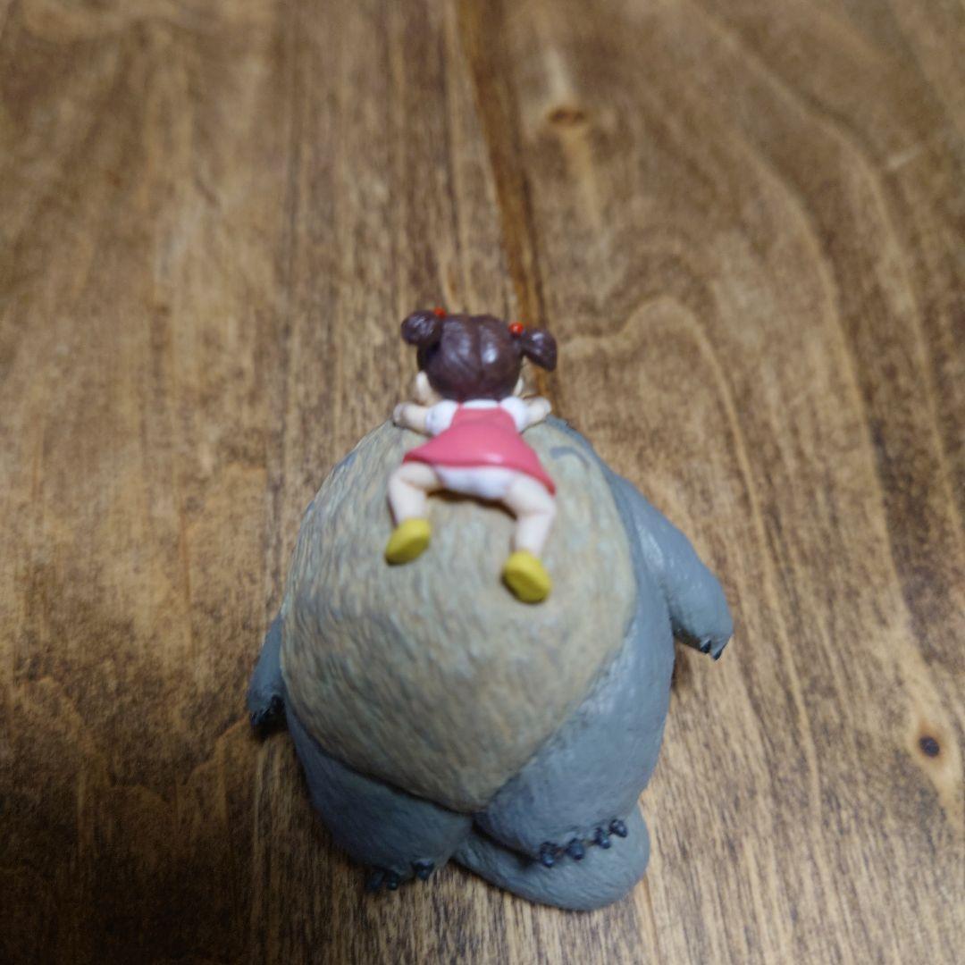 超激レア（生産終了品）トトロ フィギュア にめいちゃんが乗って寝ています
