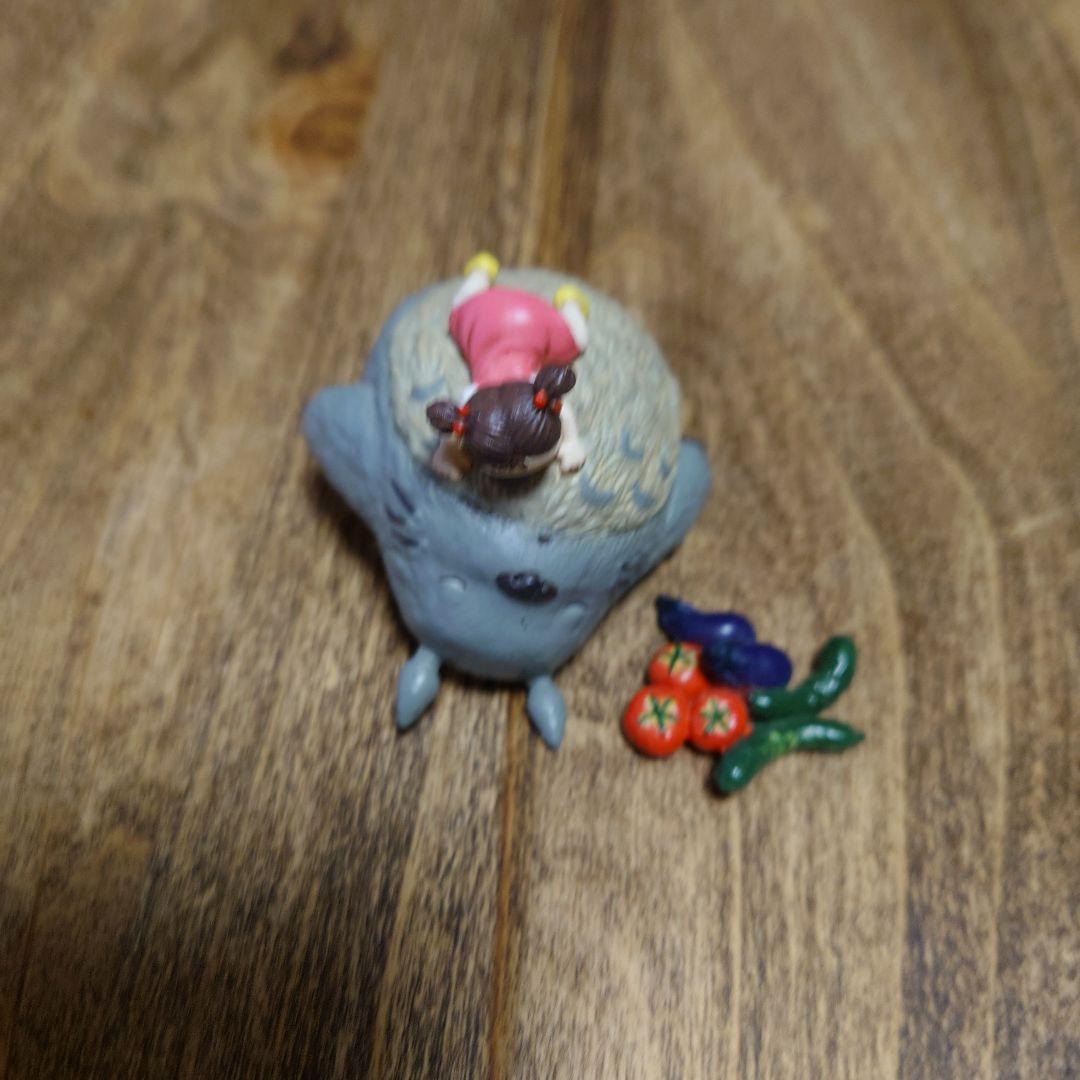 超激レア（生産終了品）トトロ フィギュア にめいちゃんが乗って寝ています