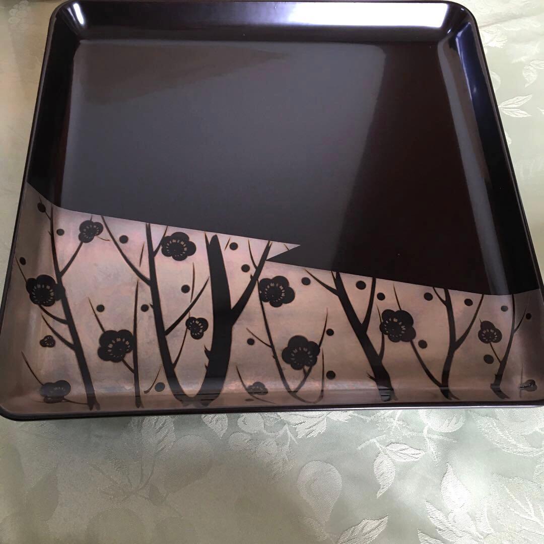 輪島塗本堅地漆器　梅蒔絵の四方脚付膳　同梅蒔絵　栗色蓋付椀　各一客セット