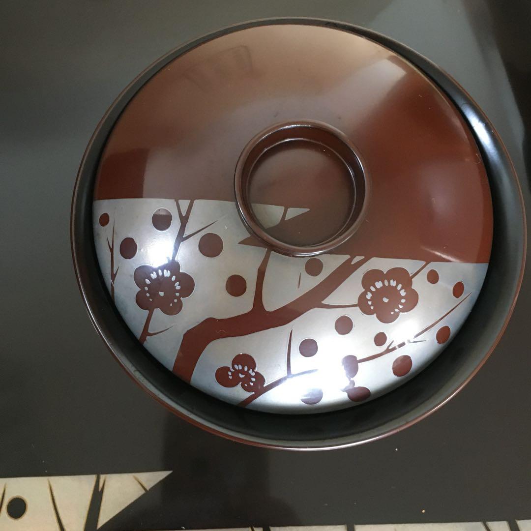 輪島塗本堅地漆器　梅蒔絵の四方脚付膳　同梅蒔絵　栗色蓋付椀　各一客セット