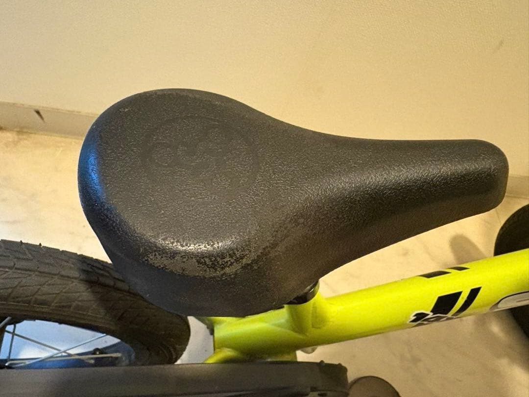 STRIDER ストライダー 14x ライムイエロー　スタンド付き