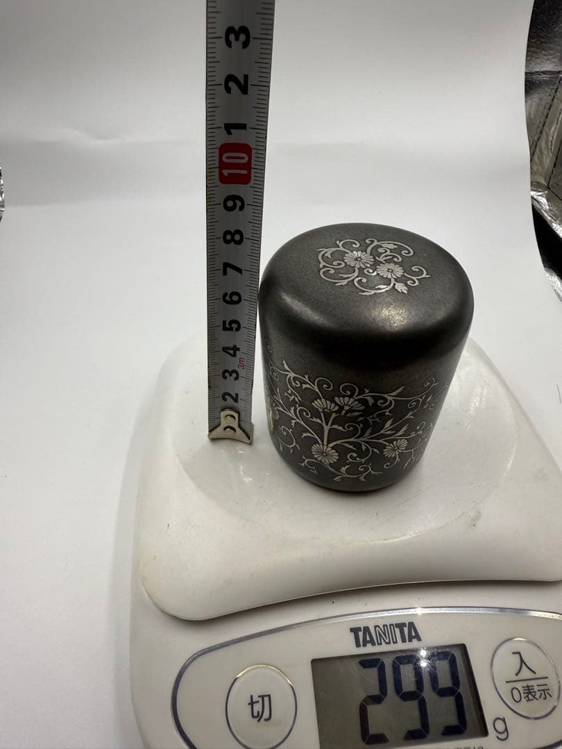 黒色花模様の茶道具 茶筅入れ本錫光德作