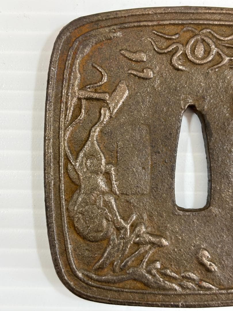 鍔(つば)　鉄製　日本刀　無銘　龍　虎　四角　アンティーク