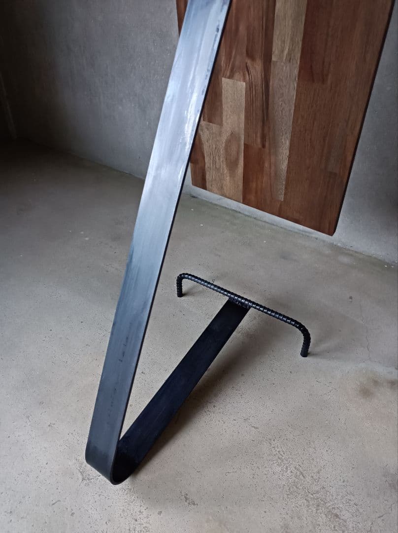 ゆらゆら揺れるアイアン看板