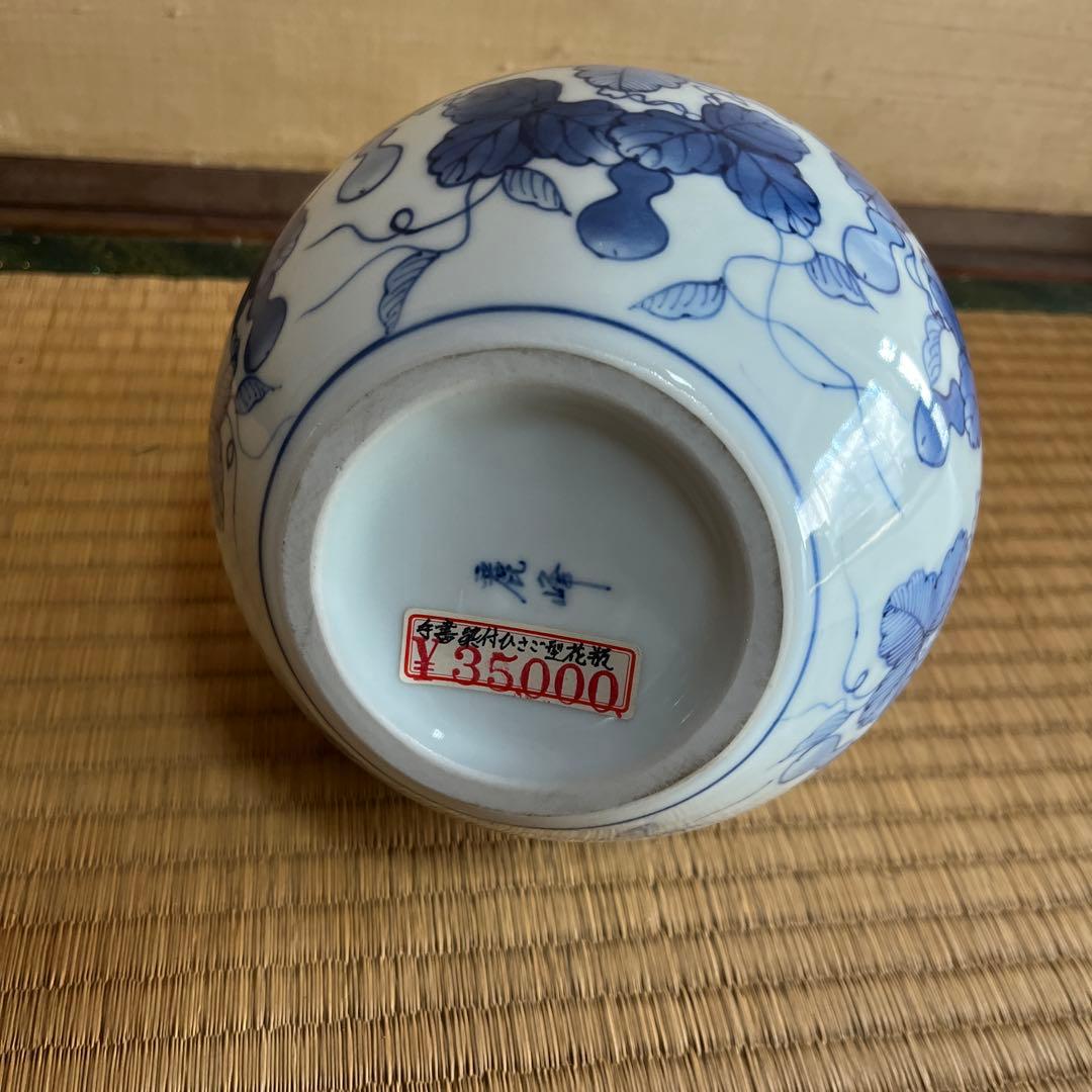 青い花柄の陶器花瓶