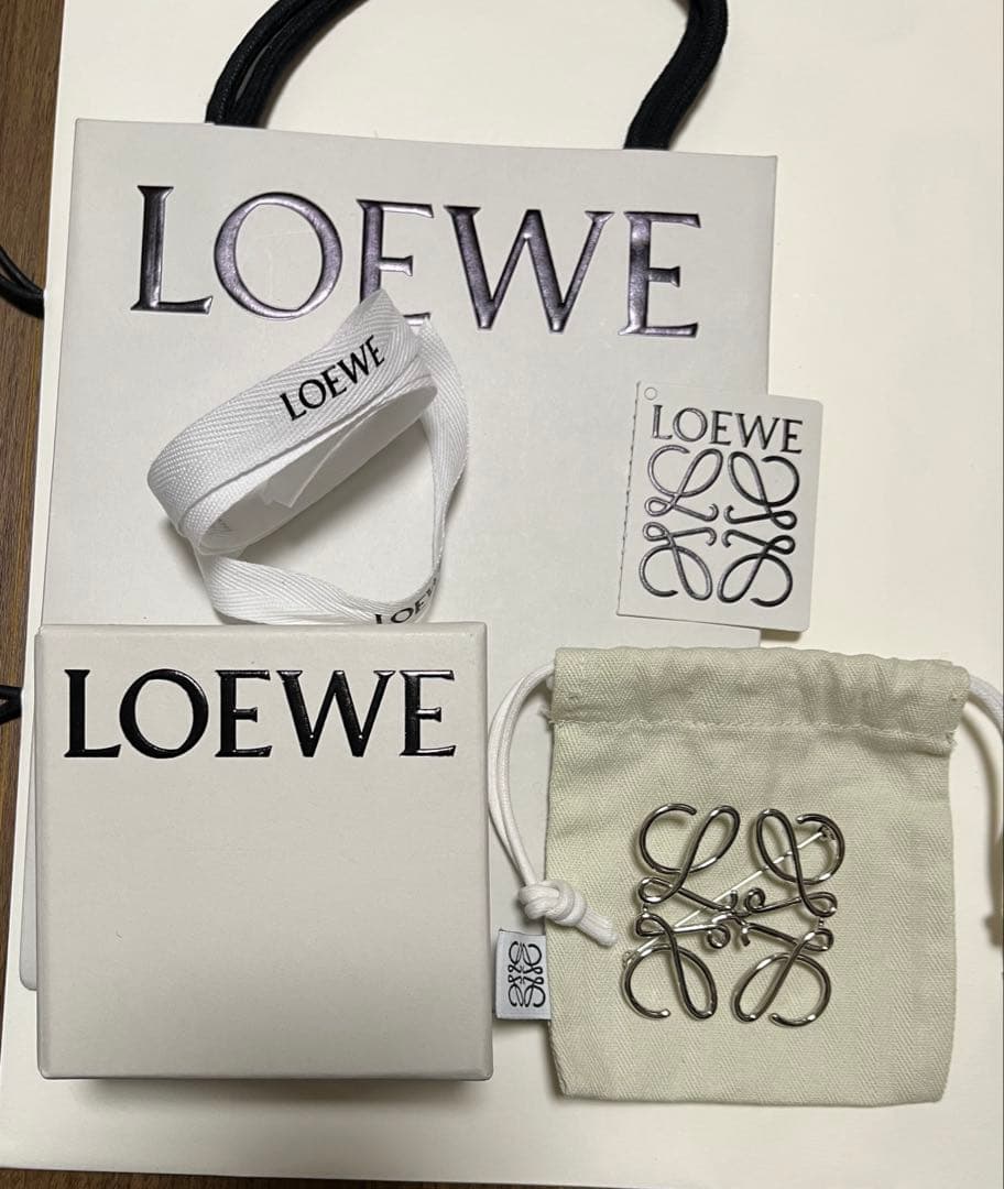 LOEWE　ロエベ　アナグラムブローチ　シルバー　新品未使用