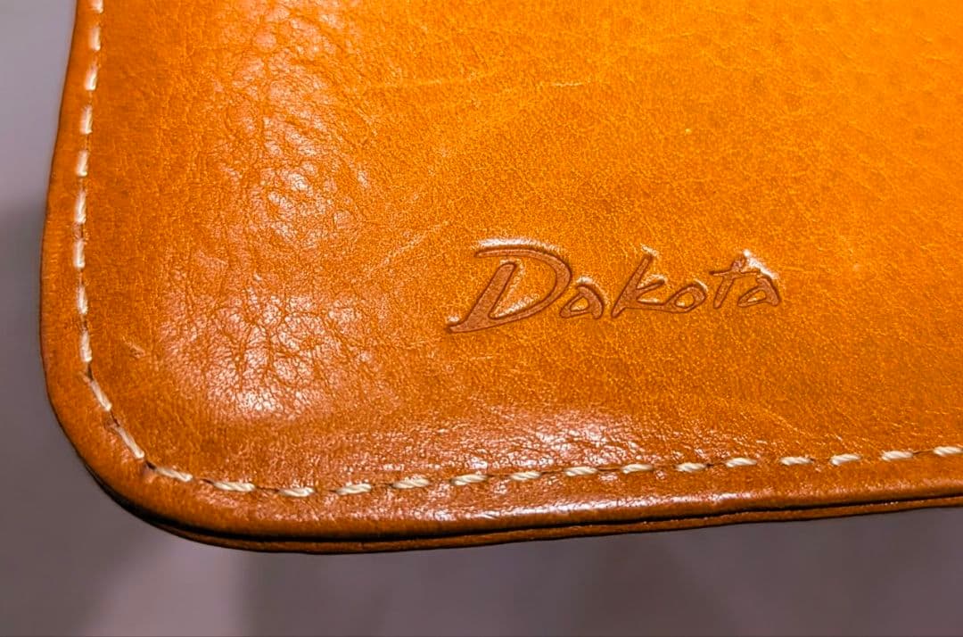 ダコタ フィオラ 本革二つ折り財布 花柄エンボス刻印レア️⭕️未使用に近い美品❗