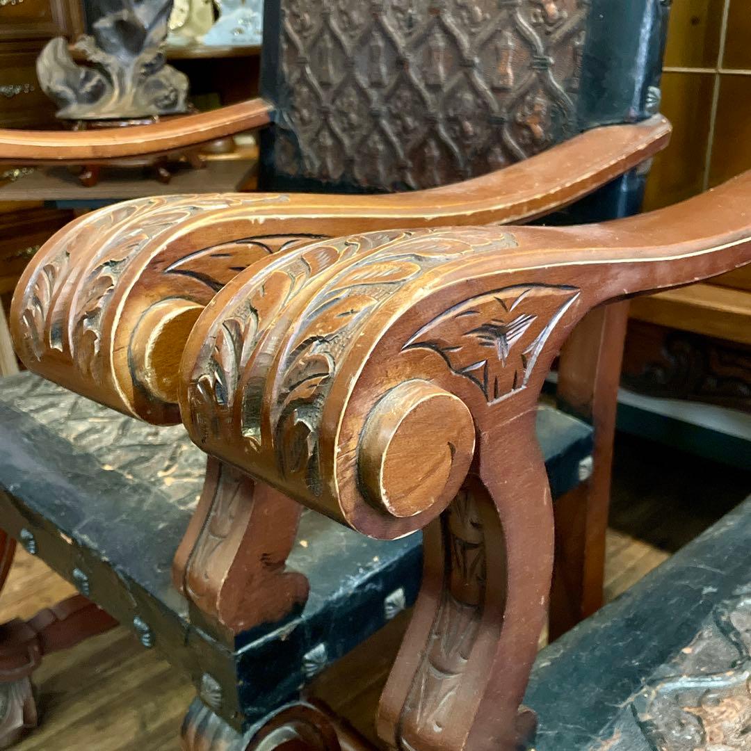 r106 スペイン製 本革型押し 迫力のある力強い印象のアンティークチェア2脚