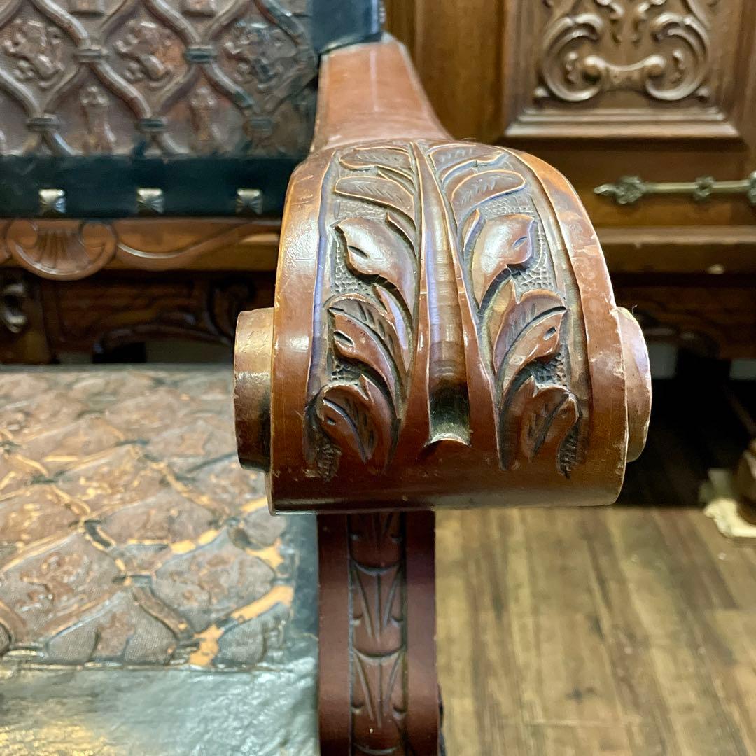 r106 スペイン製 本革型押し 迫力のある力強い印象のアンティークチェア2脚