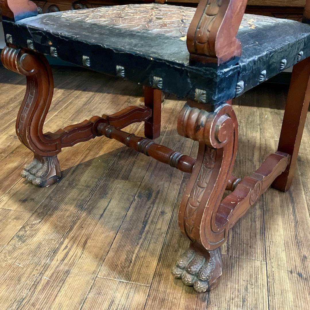 r106 スペイン製 本革型押し 迫力のある力強い印象のアンティークチェア2脚