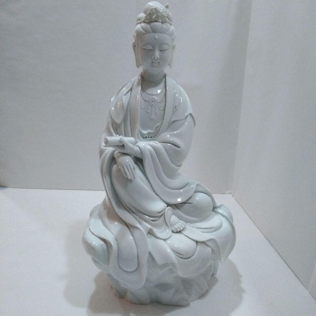 樋渡陶六作　岩座観音　白磁彫　銘窯　肥蝶山　日本工芸会正会員