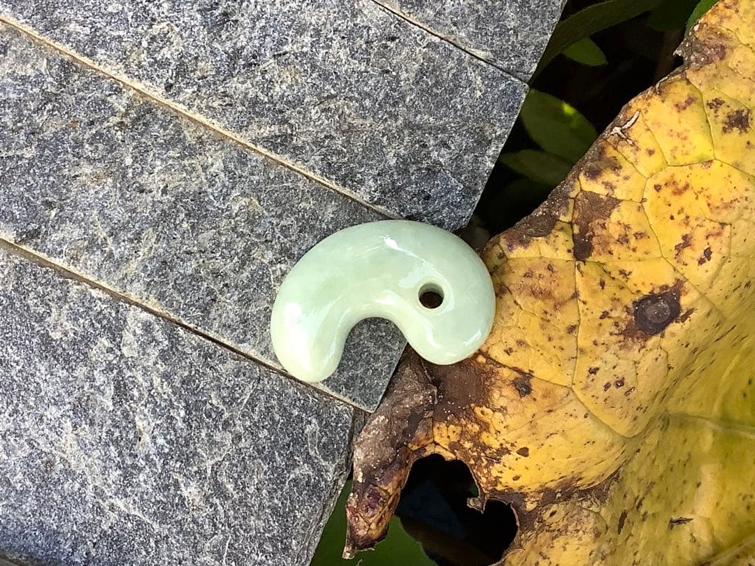 ✳古代からの開運石　糸魚川翡翠ジェダイト勾玉　幸運の守護石です　機械鑑定鑑別書付