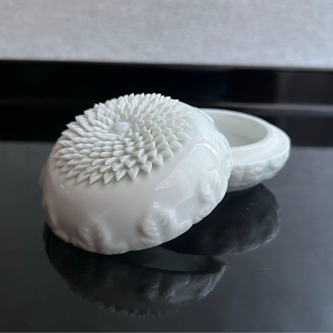 平戸　十五代　中里茂右衛門　白磁　菊香合