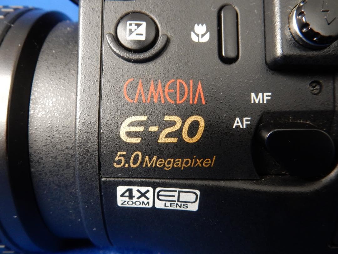 #2212 CAMEDIA E-20 ① OLYMPUS ベタ、落としました