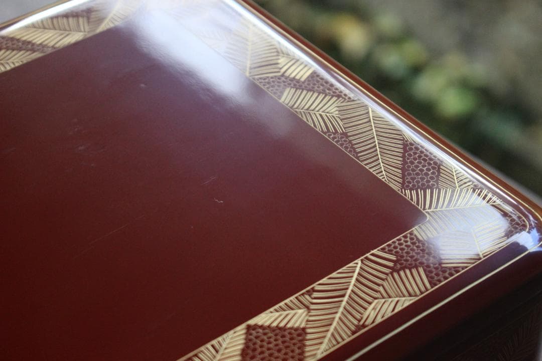 デッドストック！上質朱漆に優美な羊歯沈金の映える二段重（検重箱お重