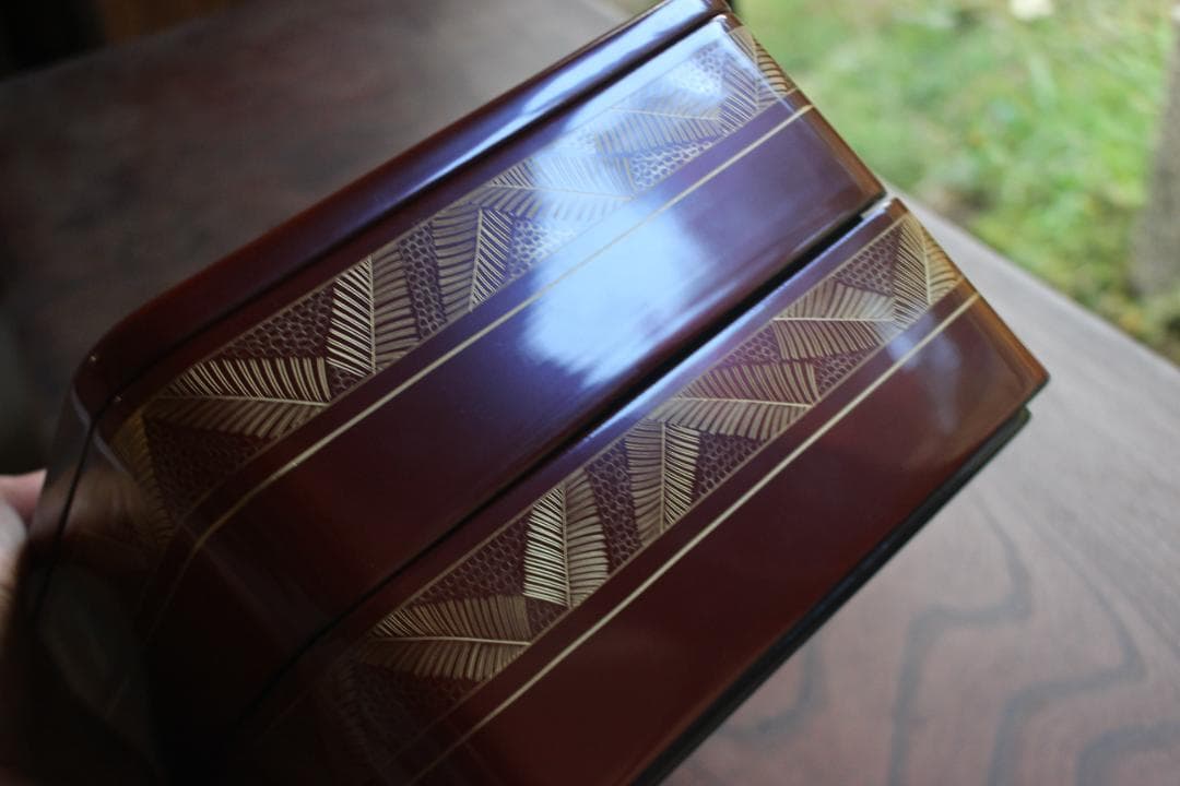 デッドストック！上質朱漆に優美な羊歯沈金の映える二段重（検重箱お重