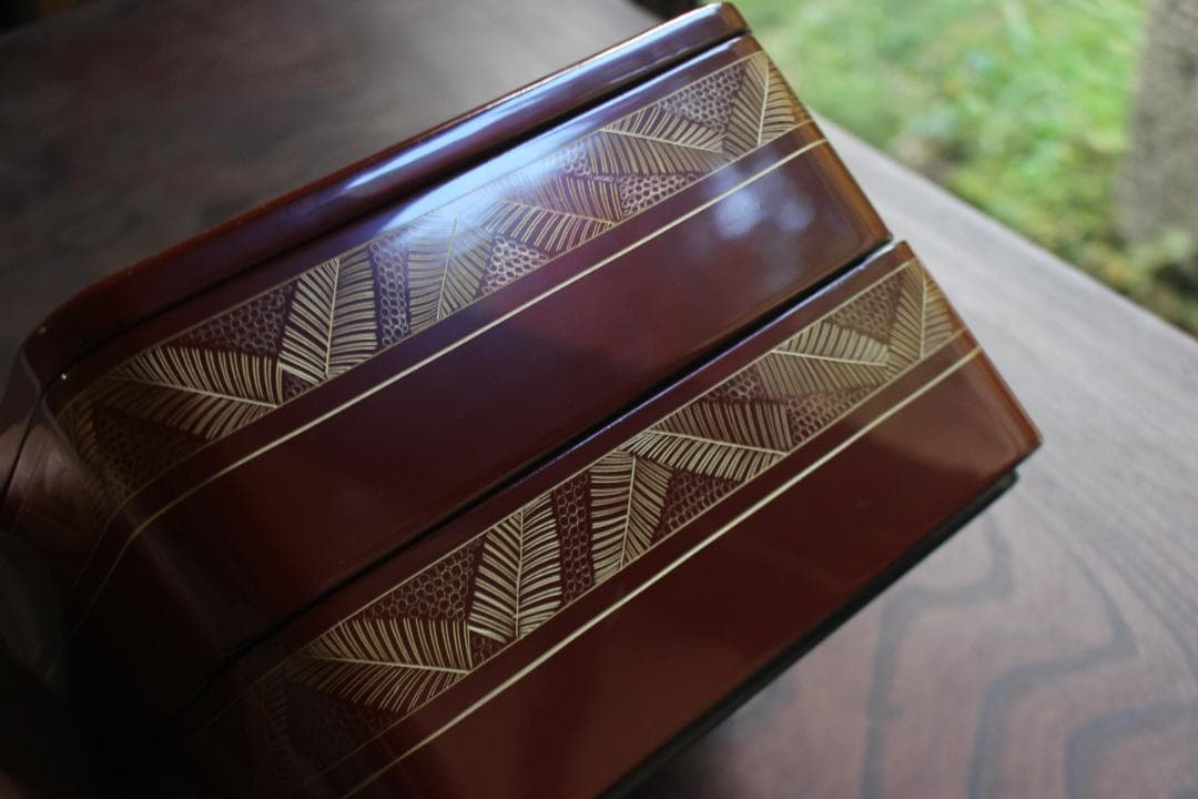 デッドストック！上質朱漆に優美な羊歯沈金の映える二段重（検重箱お重