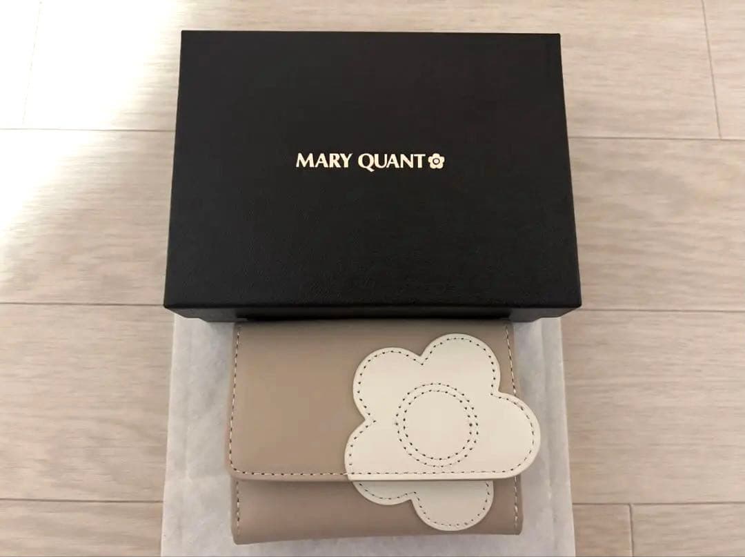 MARY QUANT 花モチーフ 三つ折り財布
