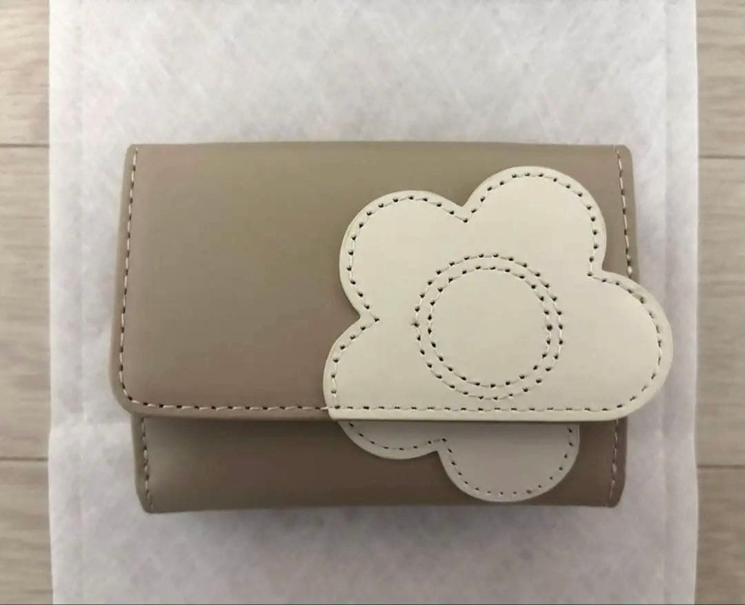 MARY QUANT 花モチーフ 三つ折り財布