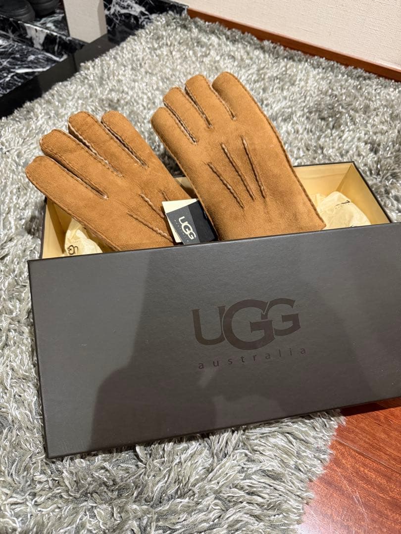 【新品】UGG ムートン手袋　箱付き