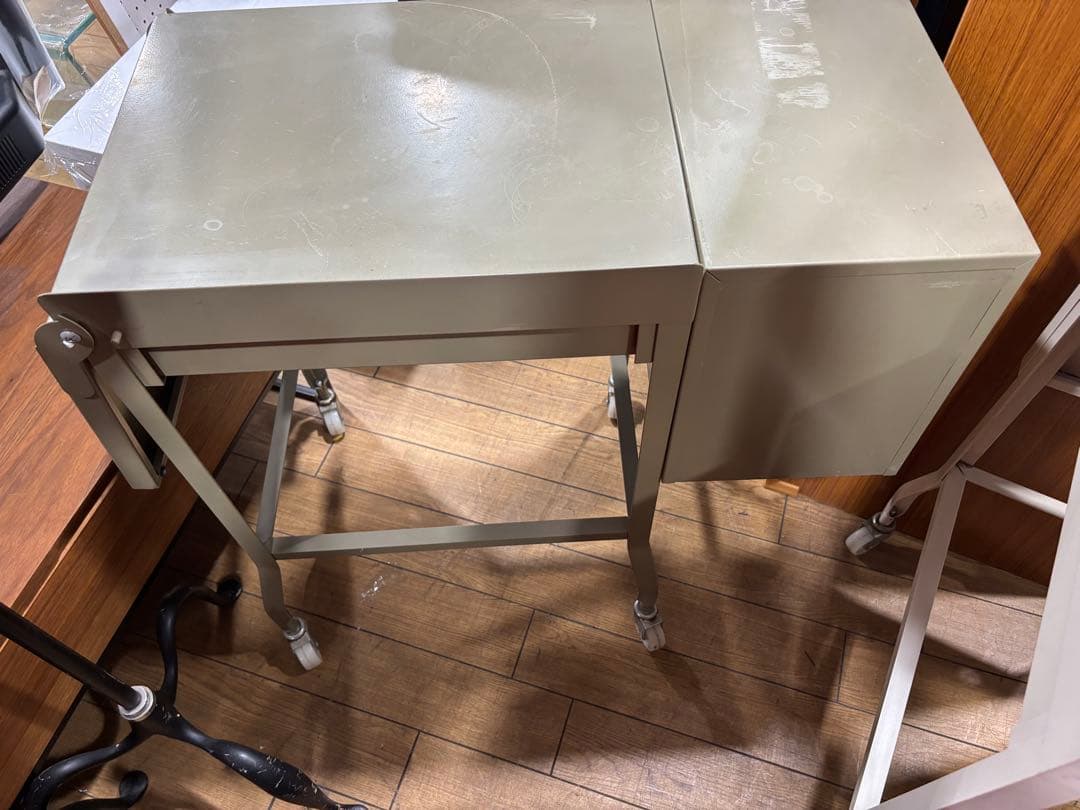 T82 タイプライターデスク ESSEN