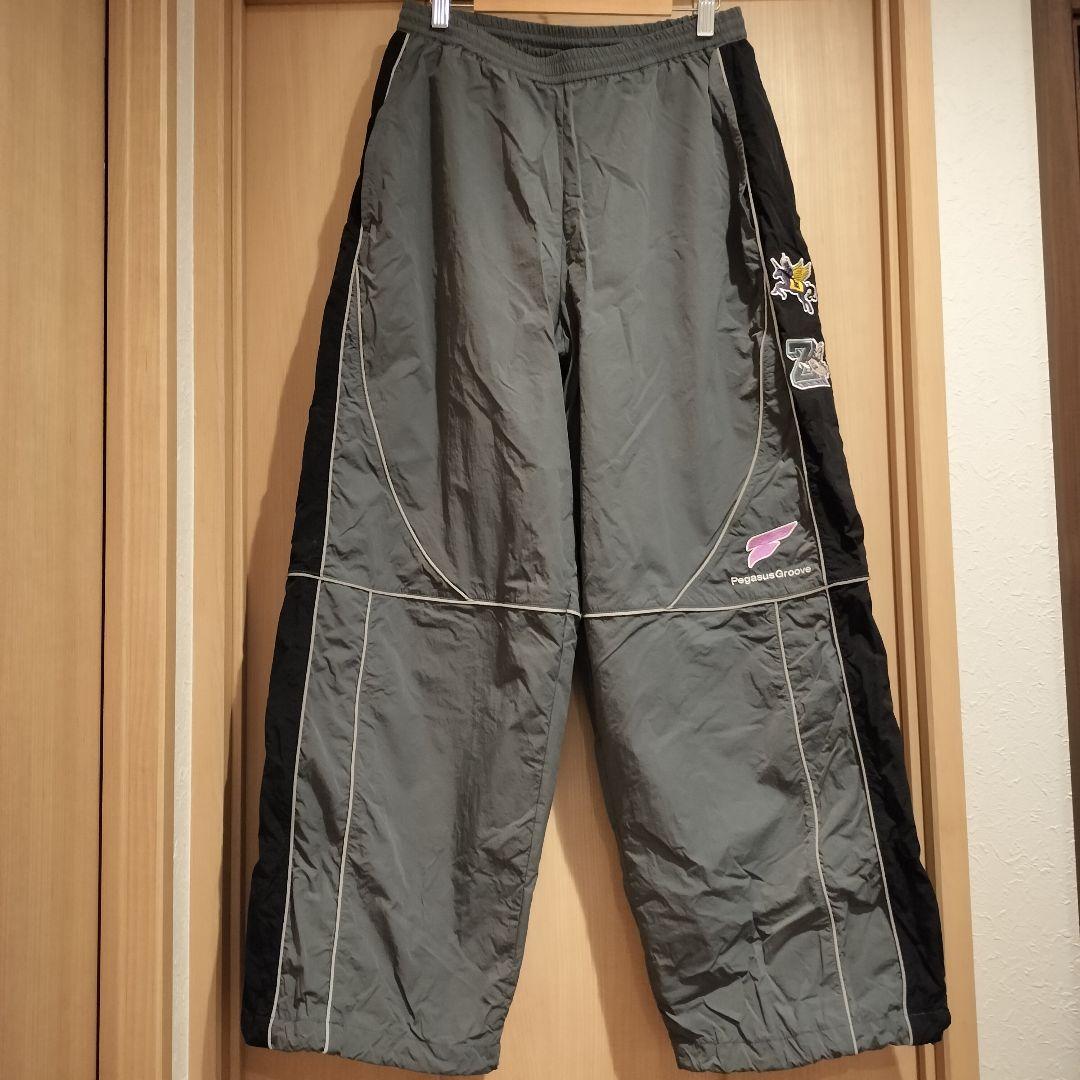 ずとまよ　愛ペガ　ナイロンパンツ　グレー　Lサイズ